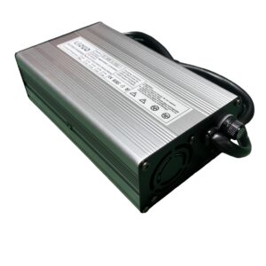 Cargador 16.8V con diseño de aluminio, sistema de refrigeración avanzada y conector DC, ideal para aplicaciones náuticas y herramientas eléctricas.