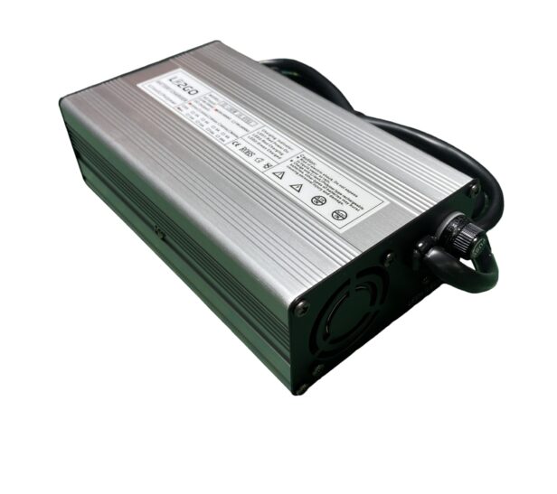 Cargador 16.8V con diseño de aluminio, sistema de refrigeración avanzada y conector DC, ideal para aplicaciones náuticas y herramientas eléctricas.