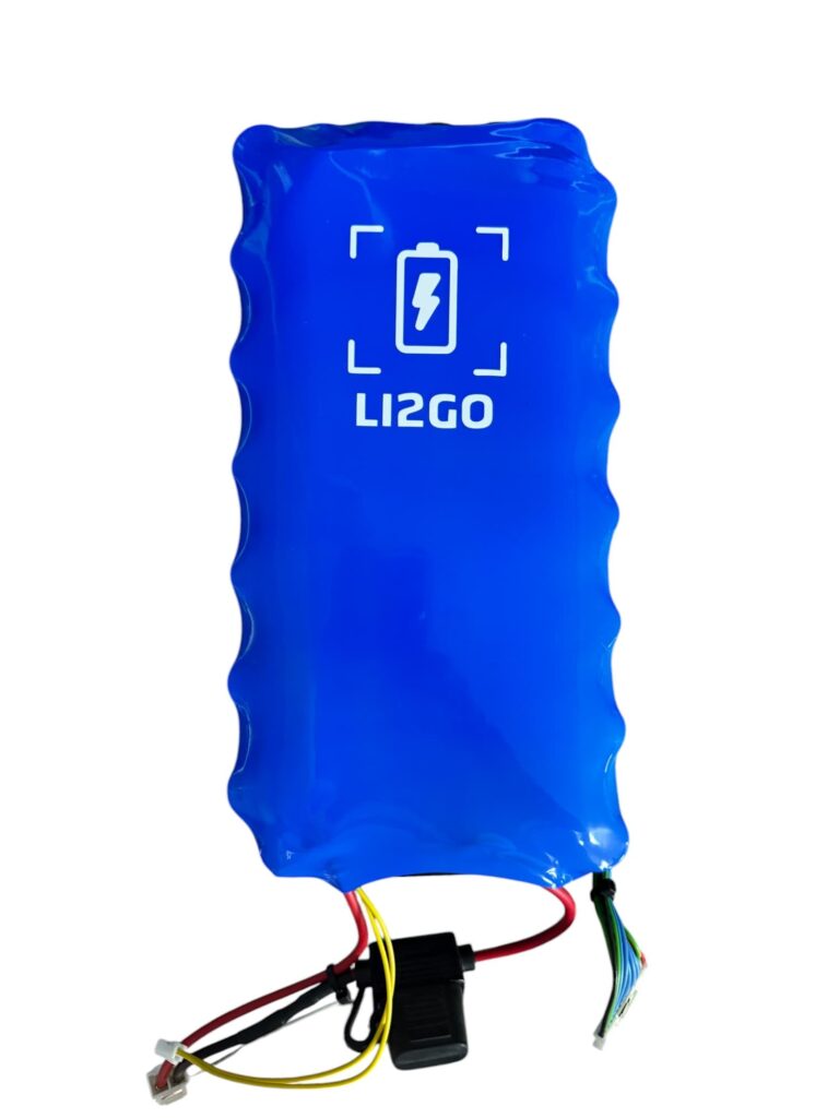 Vista completa de una batería de litio Li2go en color azul, con diseño robusto y cables de conexión, perfecta para demostrar qué es una batería de litio y sus aplicaciones en diferentes dispositivos.