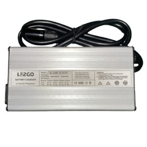 Cargador de baterías de litio 16.8V con acabado en aluminio y sistema de refrigeración avanzado para una carga eficiente y segura.