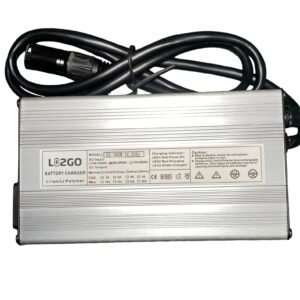 Cargador de baterías de litio 16.8V con acabado en aluminio, sistema de refrigeración avanzada y protección contra sobrecarga, cortocircuitos y polaridad inversa.