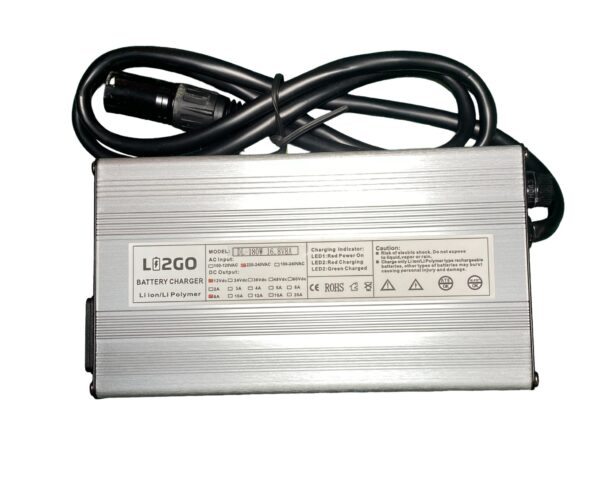 Cargador de baterías de litio 16.8V con acabado en aluminio, sistema de refrigeración avanzada y protección contra sobrecarga, cortocircuitos y polaridad inversa.