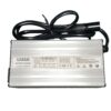 Cargador 42V para baterías de litio, con acabado en aluminio y sistema de refrigeración avanzada, ideal para aplicaciones industriales y profesionales.
