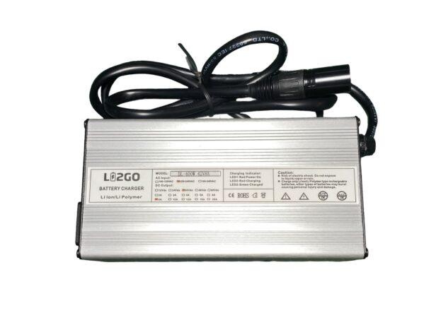 Cargador 42V para baterías de litio, con acabado en aluminio y sistema de refrigeración avanzada, ideal para aplicaciones industriales y profesionales.