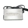 Cargador 50.4V para baterías de litio con acabado en aluminio, sistema de refrigeración avanzado y protecciones múltiples para carga segura y eficiente.